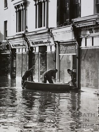 floodsinsouthgatestreet1960.jpg
