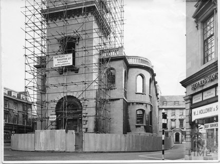 stjameschurchreadytobedemolished1957.jpg